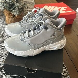 Jordan Max Aura 4 (GS) cool grey/wolf grey & white size 5.5Y